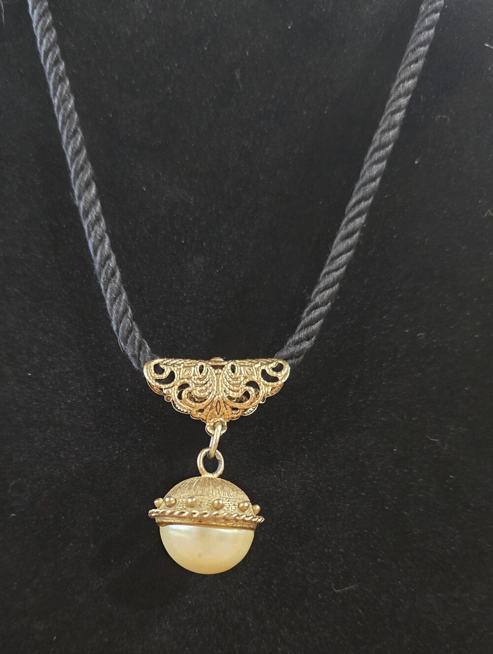 Gold-Tone Filigree Pendant Necklace with Cream Pearl